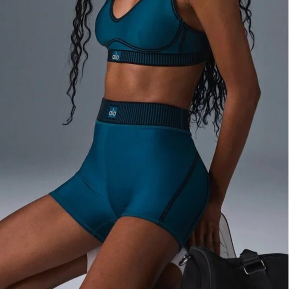 Alo Yoga Airlift Line Up Sport Bra and shorts set S - Picture 2 of 3
